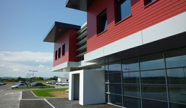 Construction d'un bâtiment d'activités et d'un siège social pour Centre Est Vitrage du groupe Saint-Gobain à Châlon-sur-Saone, livré en 2015